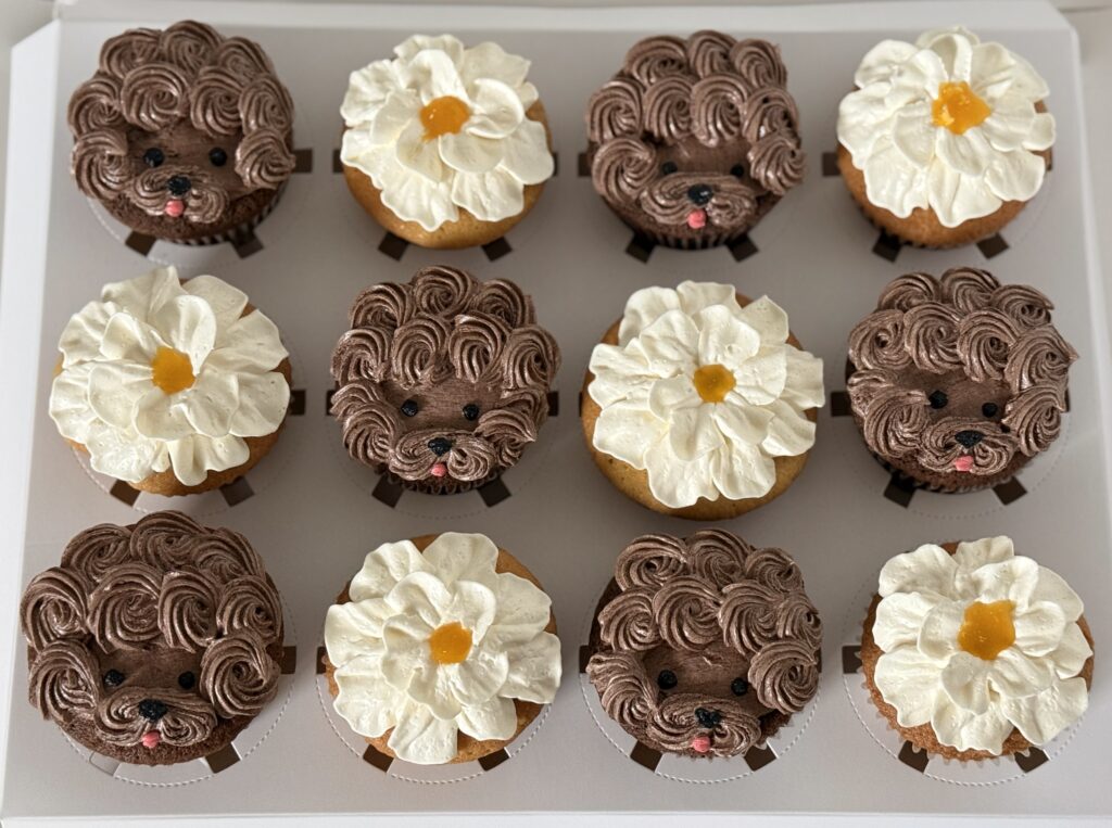 Puppy & Daisy Bloom cupcake